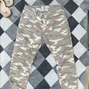 Kensie Jeans Vintage Luxe Skinny Ankle Camouflage Pants in Neutral Tones